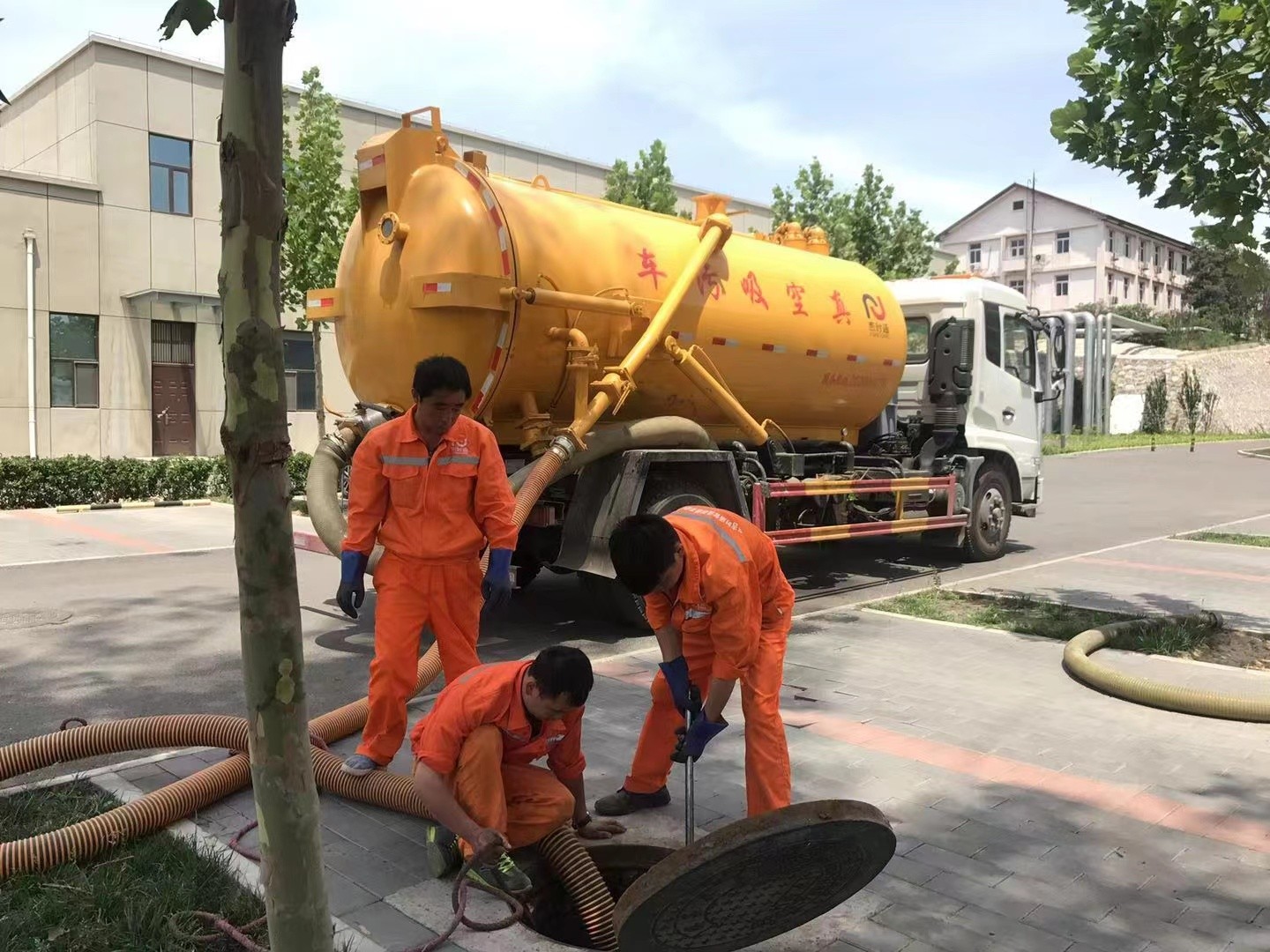 苍梧管道疏通车停在窨井附近