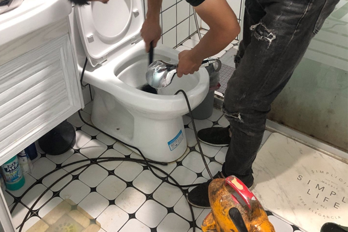 苍梧马桶堵塞自己疏通还是找师傅?专业上门服务让你省时更省心